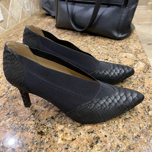 Black leather and elastic heeled shoe - Picture 8 of 15